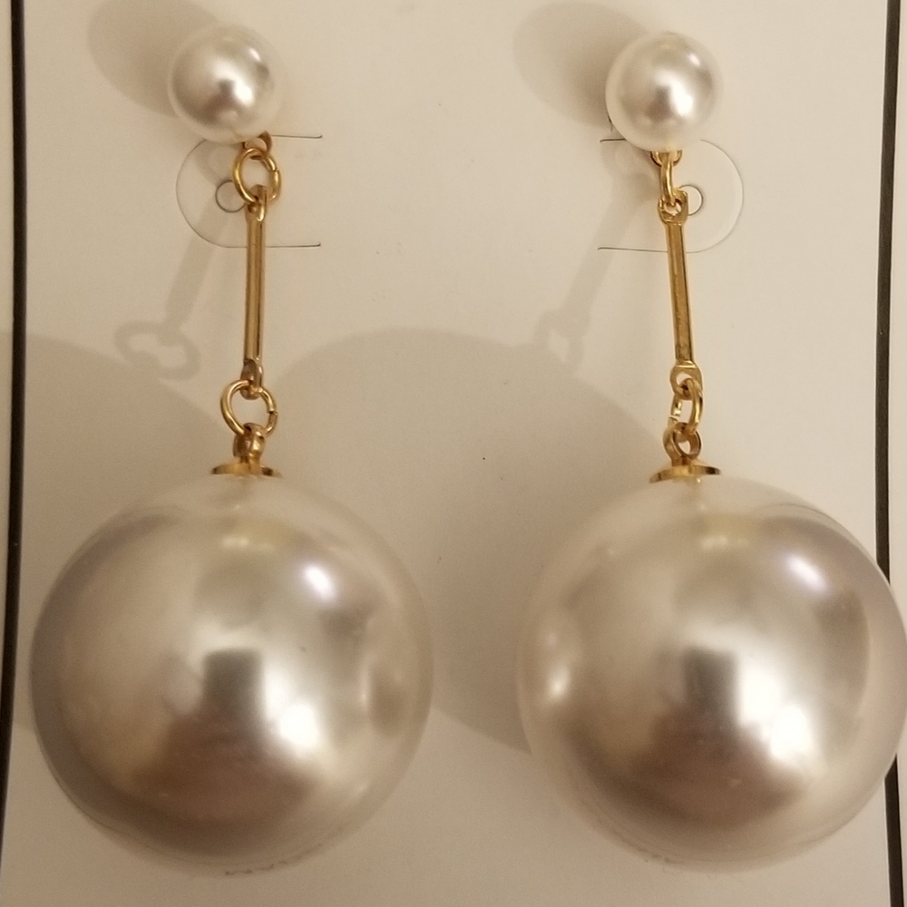 NWOT Pearl Dangle Pierced Earrings
